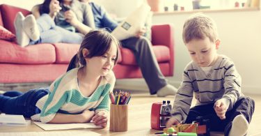 enfant avec ces jouets