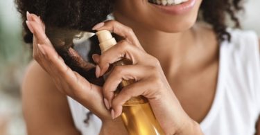 appliquer l'huile de bourrache sur ses cheveux