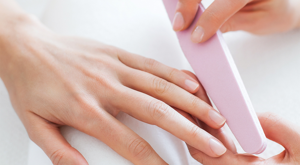 Astuces pour enlever les vernis sans dissolvant