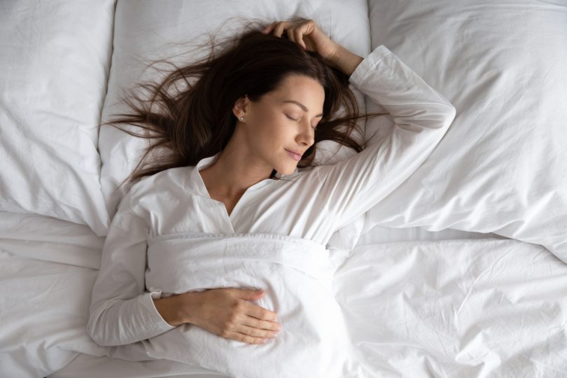 Passer une bonne nuit de sommeil est essentiel pour une bonne santé.  Il s’agit d’un élément principal de notre vie quotidienne, au même titre que l’alimentation ou encore l’hydratation. Ce qui fait que, bien dormir est indispensable pour vous aider à passer une journée avec plus d’énergie. Alors, il est important d’accorder à cette activité une attention particulière, mais quels sont les secrets d’une bonne nuit de sommeil ? Voici les détails.